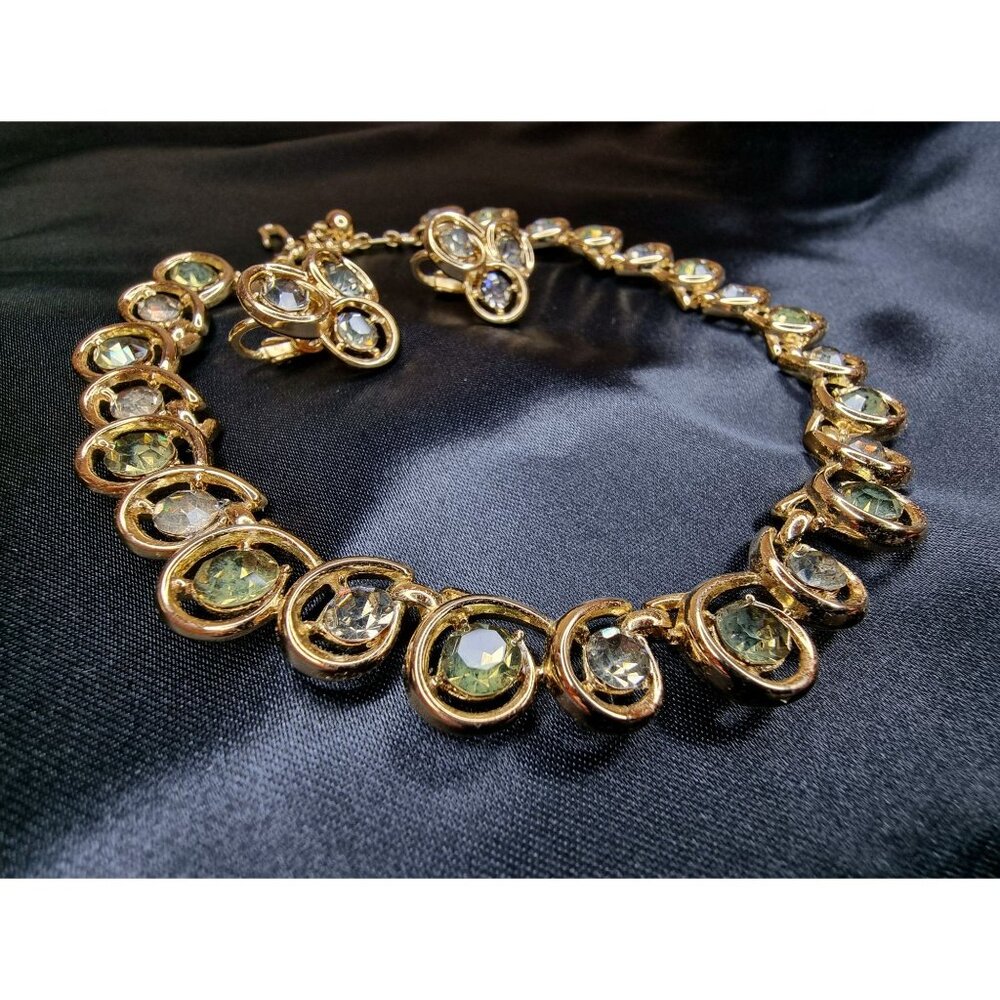 Vintage Trifari Olive Rhinestones Gold-Tone Necklace & Earrings Set With Green & - Picture 3 of 4
